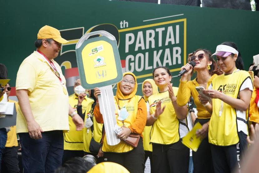 Salinan-Salinan-ketua-umum-dpp-partai-golkar-airlangga-hartarto-menyerahkan-secara_221017130413-567.jpeg