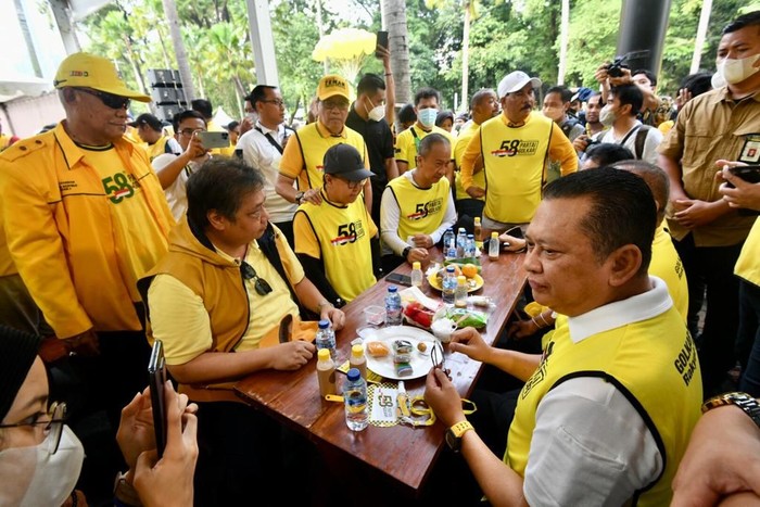 Salinan-bamsoet-dan-airlangga-di-jalan-sehat-golkar.jpeg